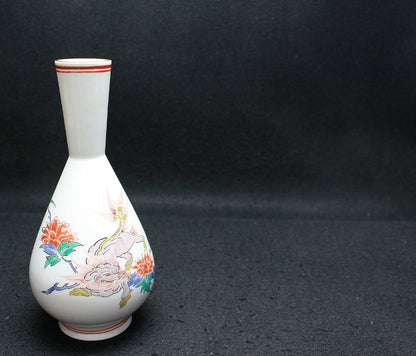 25189 13th generation Sakaida Kakiemon (Muddy hand peony and lion design vase) 