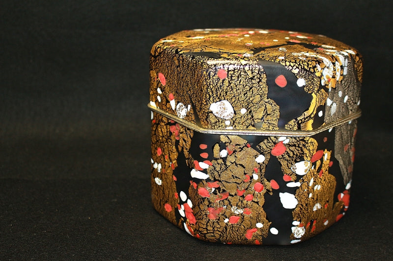 23322 FUJITA Kyohei (Hand-blown decorative box, red and white plum blossoms) 