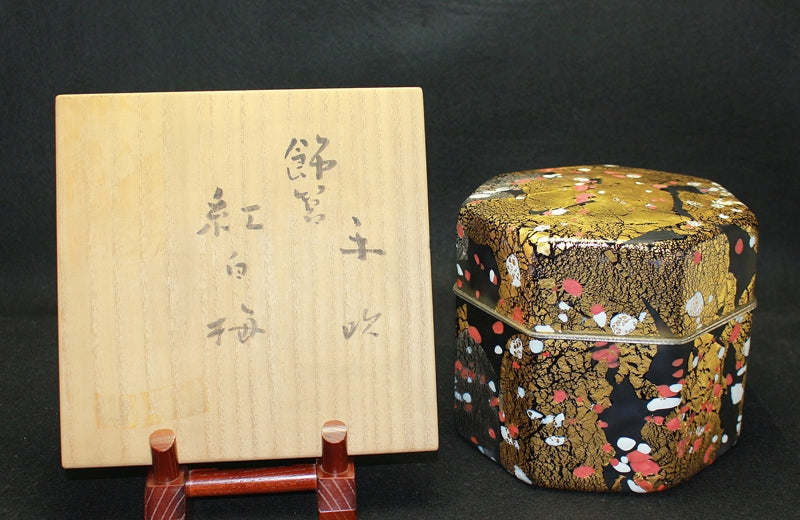 23322 FUJITA Kyohei (Hand-blown decorative box, red and white plum blossoms) 