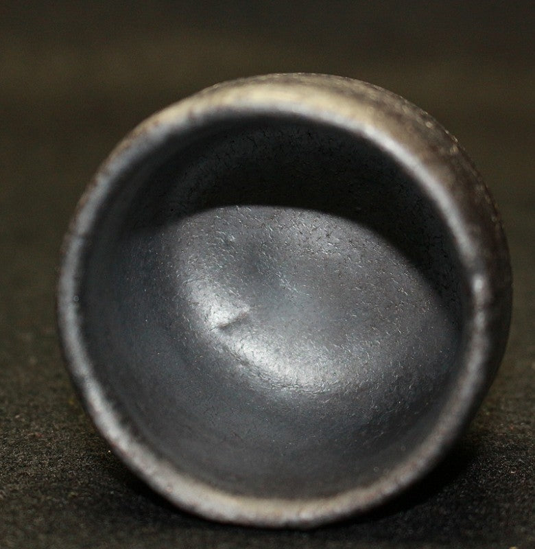 23948 人間国宝 加藤孝造 (瀬戸黒ぐい呑) KATO Kozo – アート飛田
