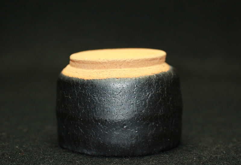 23948 人間国宝 加藤孝造 (瀬戸黒ぐい呑) KATO Kozo – アート飛田