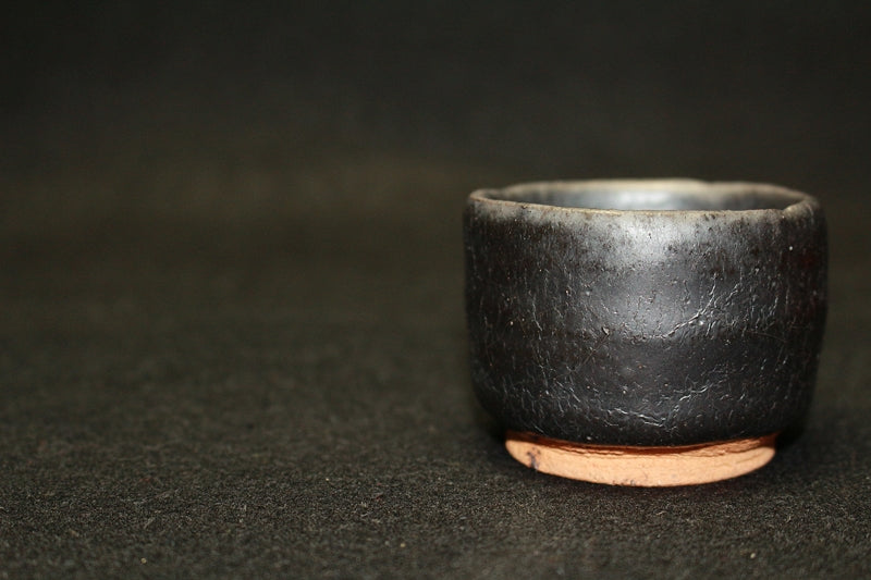 23948 人間国宝 加藤孝造 (瀬戸黒ぐい呑) KATO Kozo – アート飛田