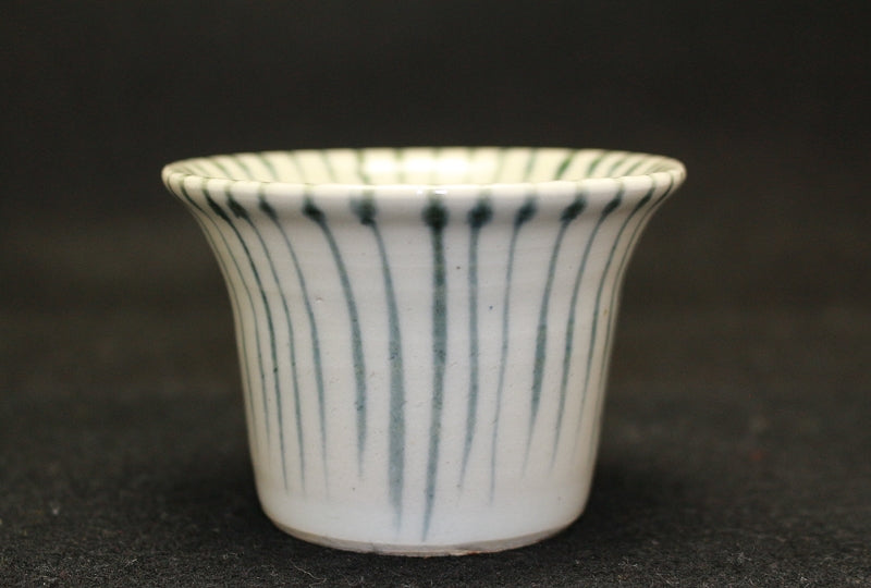 24407 Kitaoji Rosanjin (Blue and white straw sake cup (Kuroda Touanshi)) 