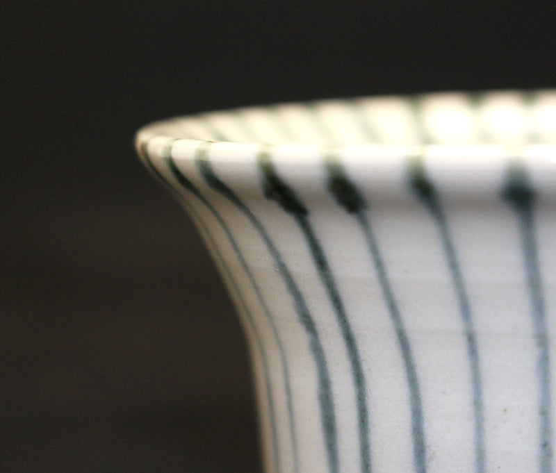 24407 Kitaoji Rosanjin (Blue and white straw sake cup (Kuroda Touanshi)) 