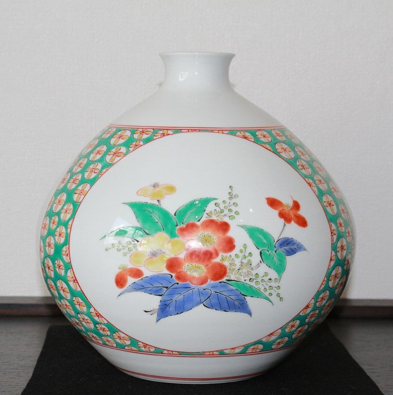 24494 Living National Treasure 14th Sakaida Kakiemon (Muddy hand, bushy ground pattern vase) 