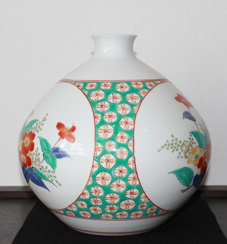 24494 Living National Treasure 14th Sakaida Kakiemon (Muddy hand, bushy ground pattern vase) 