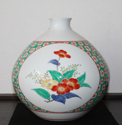 24494 Living National Treasure 14th Sakaida Kakiemon (Muddy hand, bushy ground pattern vase) 