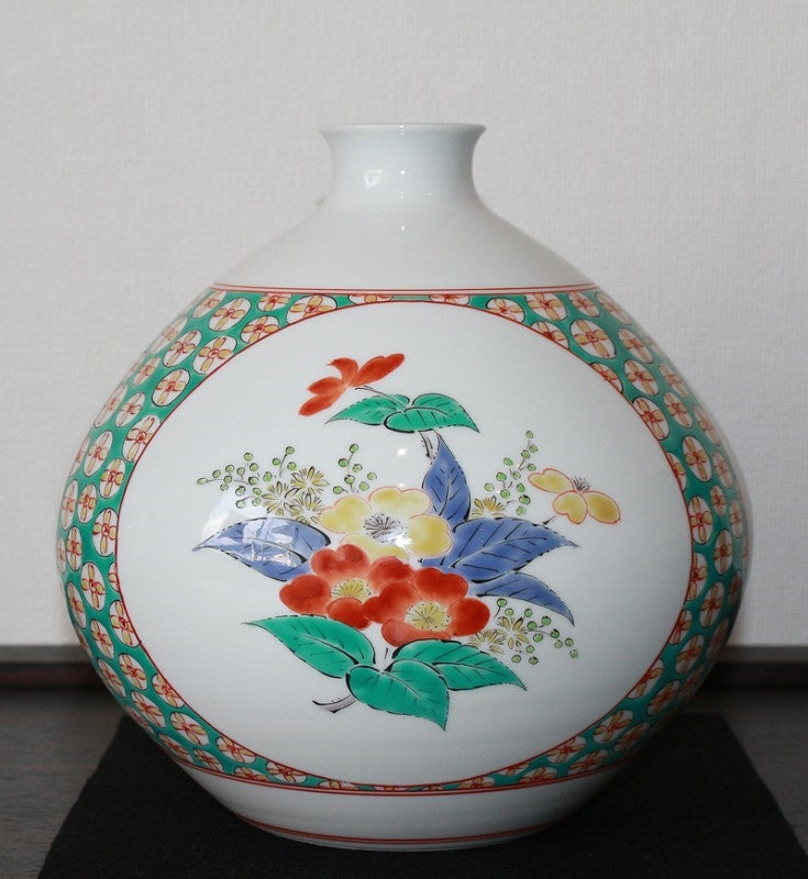 24494 Living National Treasure 14th Sakaida Kakiemon (Muddy hand, bushy ground pattern vase) 