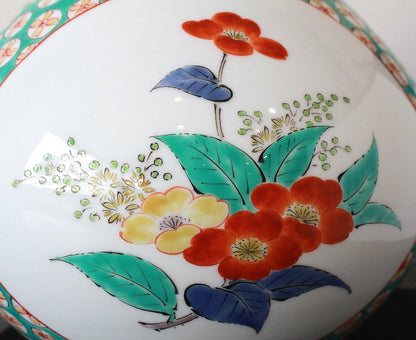 24494 Living National Treasure 14th Sakaida Kakiemon (Muddy hand, bushy ground pattern vase) 