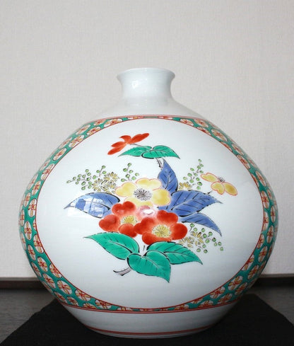 24494 Living National Treasure 14th Sakaida Kakiemon (Muddy hand, bushy ground pattern vase) 