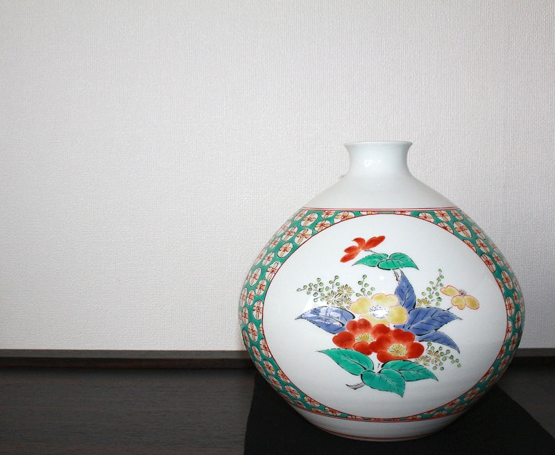 24494 Living National Treasure 14th Sakaida Kakiemon (Muddy hand, bushy ground pattern vase) 