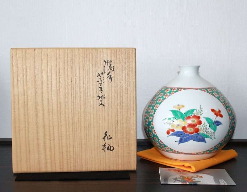 24494 Living National Treasure 14th Sakaida Kakiemon (Muddy hand, bushy ground pattern vase) 