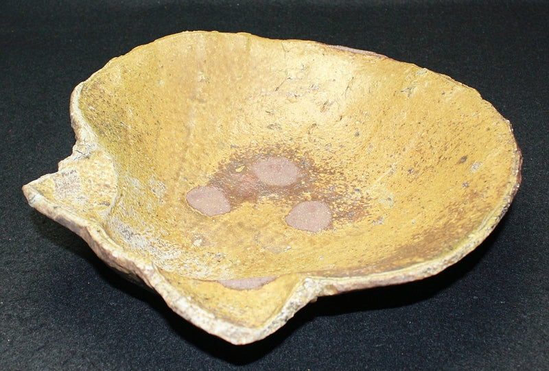 22490 Kitaoji Rosanjin (Bizen ash-covered shell-shaped bowl (2nd generation Kuroda Touanshi))