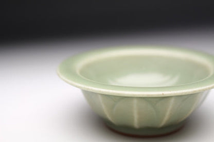 21186 Kitaoji Rosanjin (Celadon double fish cup [Miyanaga Tozan Kiln])