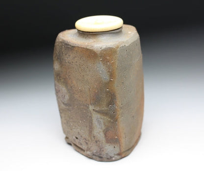 21185 Kaneshige Toyo (Bizen triangular tea caddy)