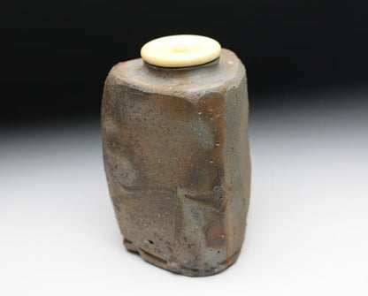 21185 Kaneshige Toyo (Bizen triangular tea caddy)