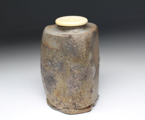 21185 Kaneshige Toyo (Bizen triangular tea caddy)