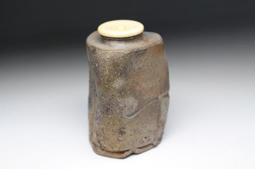 21185 Kaneshige Toyo (Bizen triangular tea caddy)