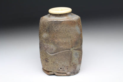 21185 Kaneshige Toyo (Bizen triangular tea caddy)