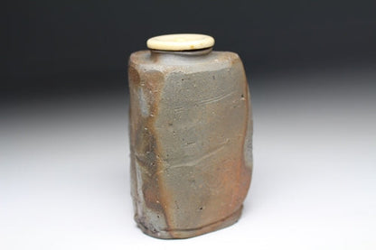 21185 Kaneshige Toyo (Bizen triangular tea caddy)