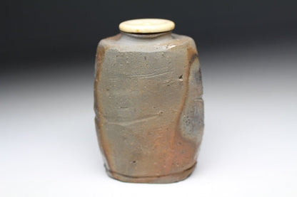 21185 Kaneshige Toyo (Bizen triangular tea caddy)