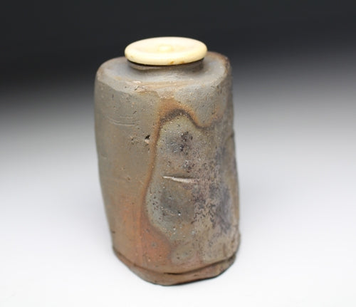 21185 Kaneshige Toyo (Bizen triangular tea caddy)