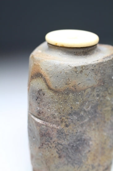 21185 Kaneshige Toyo (Bizen triangular tea caddy)