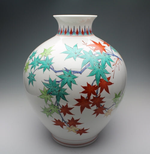 21098 14th generation Sakaida Kakiemon (Muddy hand maple leaf vase)