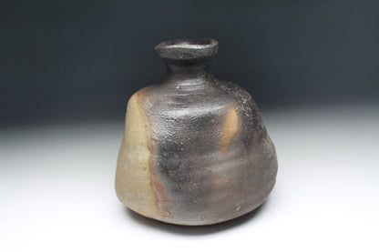 21371 Nakamura Rokuro (Bizen sake bottle)