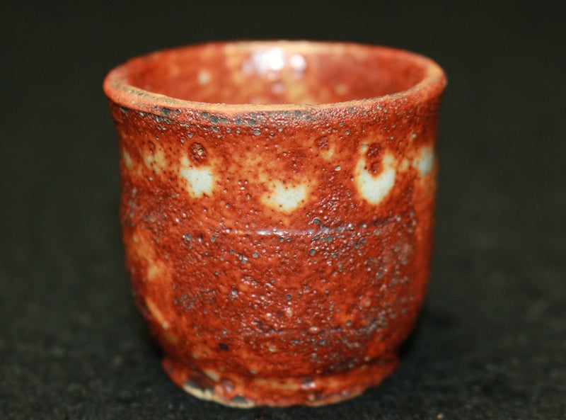 25319 Kitaoji Rosanjin (Red Shino sake cup (Kuroda Satoshi)) 