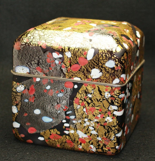 25262 FUJITA Kyohei (Hand-blown decorative box, red and white plum blossoms) 