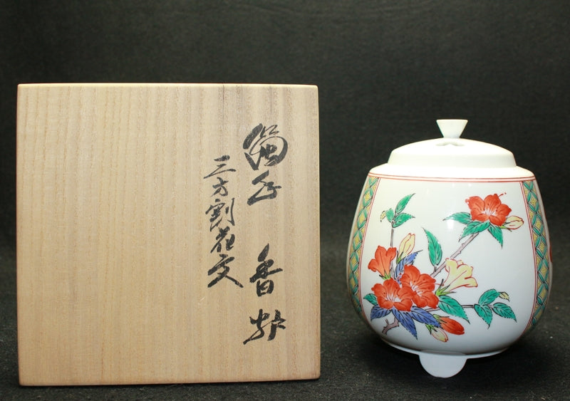 24966 Living National Treasure 14th Generation Sakaida Kakiemon (Muddy Hand Three-Sided Flower Pattern Incense Burner) 