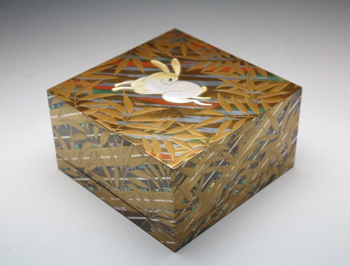 21539 Shunsho Hattori (Jumping Rabbit, Shell Decoration Box) HATTORI Shunsho [New Year Special Exhibition Work]