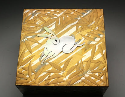 21539 Shunsho Hattori (Jumping Rabbit, Shell Decoration Box) HATTORI Shunsho [New Year Special Exhibition Work]