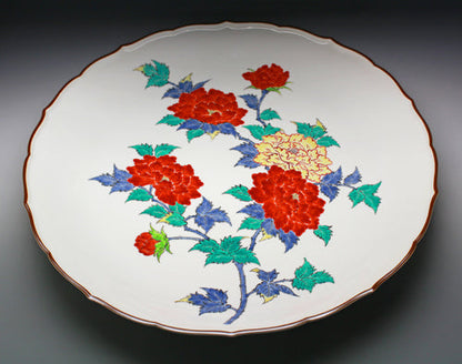 21667 Living National Treasure 14th Generation Sakaida Kakiemon (Muddy Peony Design Plate)