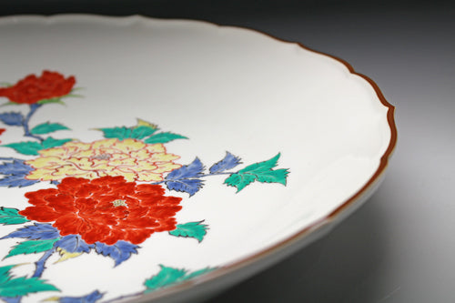 21667 Living National Treasure 14th Generation Sakaida Kakiemon (Muddy Peony Design Plate)