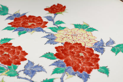 21667 Living National Treasure 14th Generation Sakaida Kakiemon (Muddy Peony Design Plate)