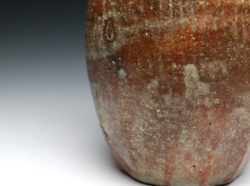 22126 RAKU Keinyu, the 11th generation of famous craftsmen (red vase in the shape of a tokkuri (the 15th generation Raku Kichizaemon Goku)) 