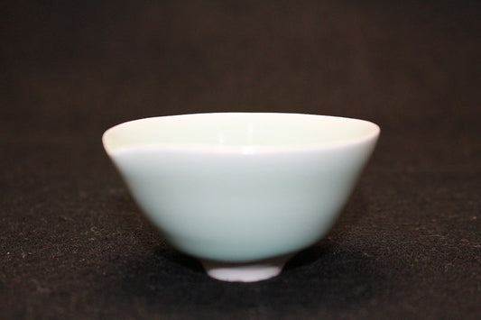 24993 FUKAMI Sueharu (blue and white porcelain sake cup) 