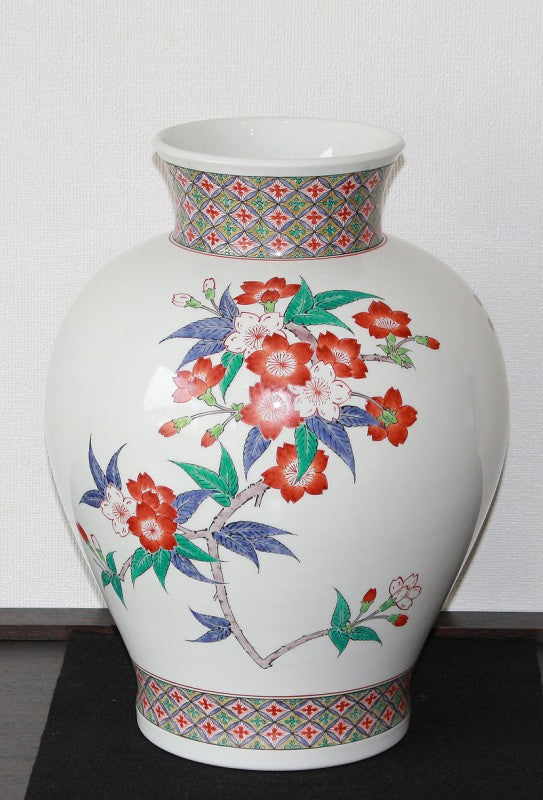 25276 14th generation Sakaida Kakiemon (Muddy hand cherry blossom pattern vase) 