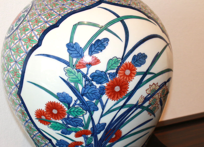 22010 Living National Treasure Imaemon Imaizumi 13th (Colored Nabeshima Two-sided Flower Pattern Vase)