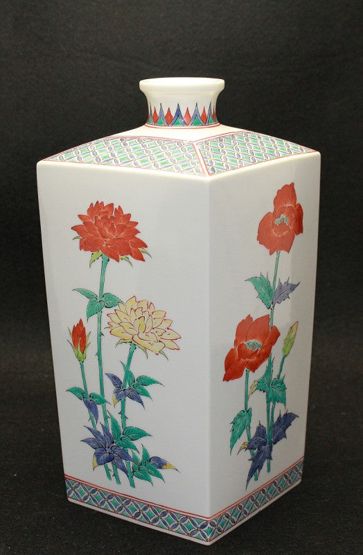 24988 14th generation Sakaida Kakiemon (Muddy rose and mustard pattern square bottle) 