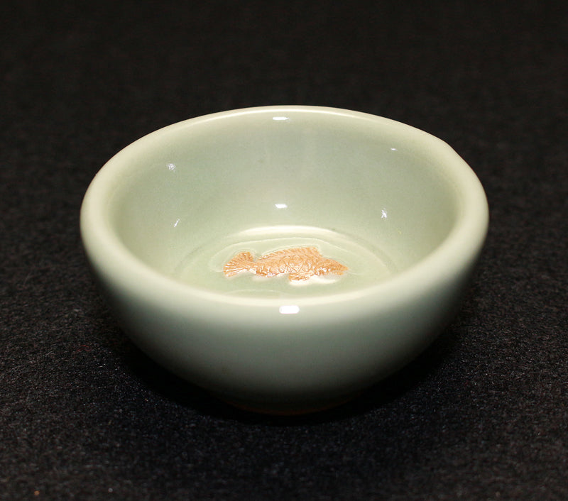 22139 Order of Culture Kusube Yaichi (Celadon double fish design cup) 