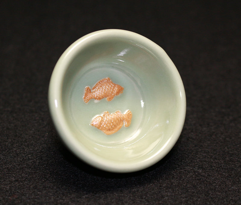 22139 Order of Culture Kusube Yaichi (Celadon double fish design cup) 