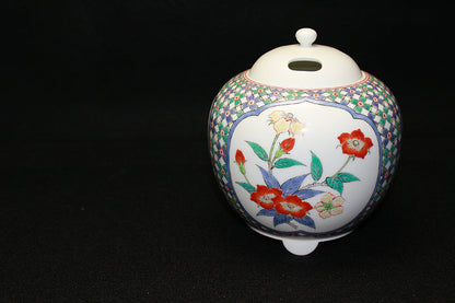 22791 Living National Treasure 14th Generation Sakaida Kakiemon (Muddy Hand Three-Sided Flower Pattern Incense Burner) 