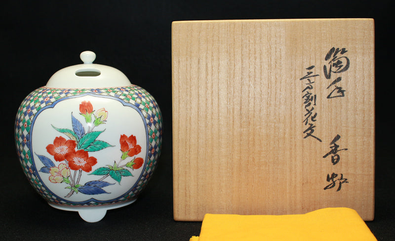 22791 Living National Treasure 14th Generation Sakaida Kakiemon (Muddy Hand Three-Sided Flower Pattern Incense Burner) 