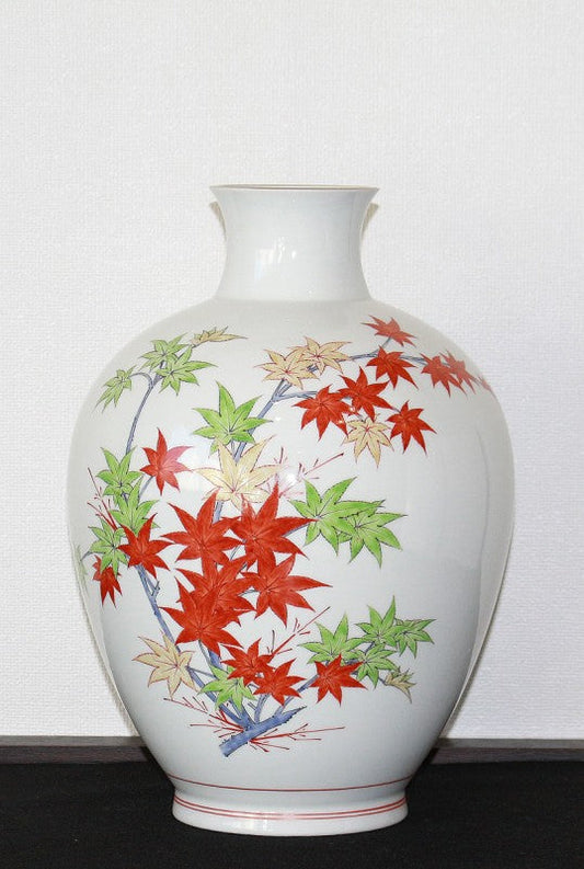 24582 14th generation Sakaida Kakiemon (Muddy hand maple leaf vase) 