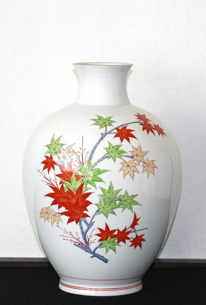 24582 14th generation Sakaida Kakiemon (Muddy hand maple leaf vase) 