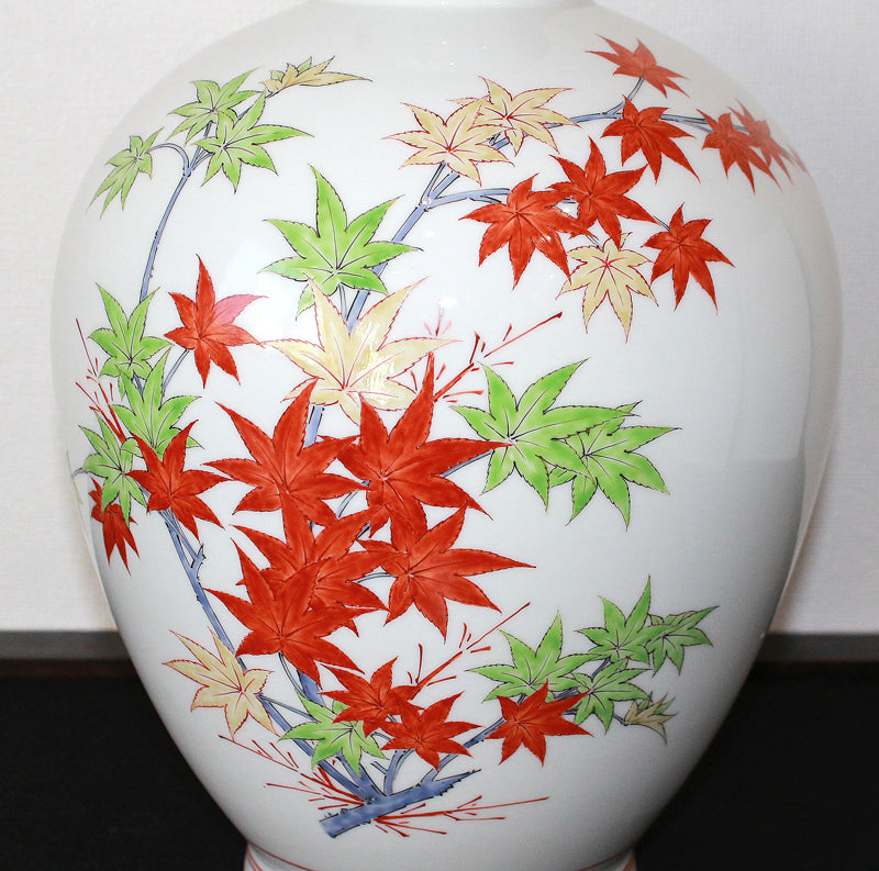 24582 14代酒井田柿右衛門　(濁手紅葉文花瓶)　SAKAIDA Kakiemon