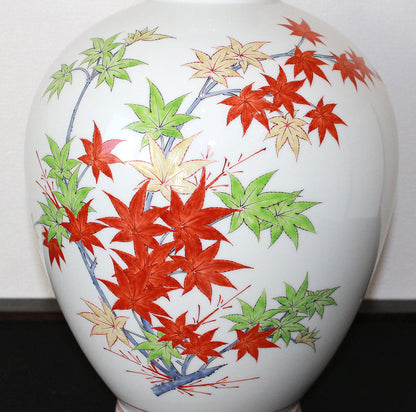 24582 14th generation Sakaida Kakiemon (Muddy hand maple leaf vase) 